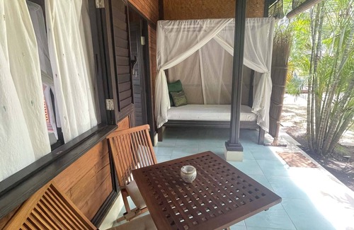 English Harbour Apartamento | Stunning Bali style studio suite on lush property in English Harbour!