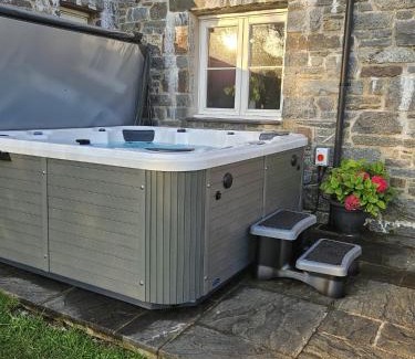 Betws Gwerfil Goch Casa | Stunning Barn Conversion with HOT TUB and ALPACAS - Ty Cerrig Barn