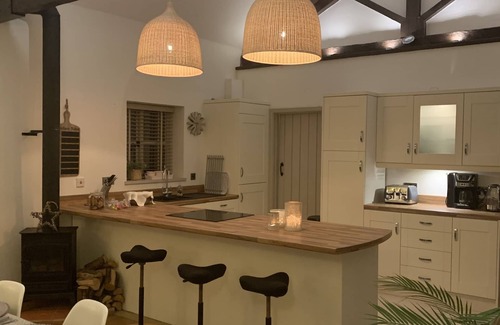 Powick Casa | Stunning Barn with hot tub close to Worcester Malvern sleeps 6