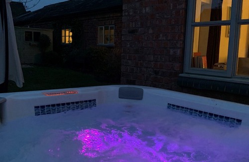 Powick Casa | Stunning Barn with hot tub close to Worcester Malvern sleeps 6