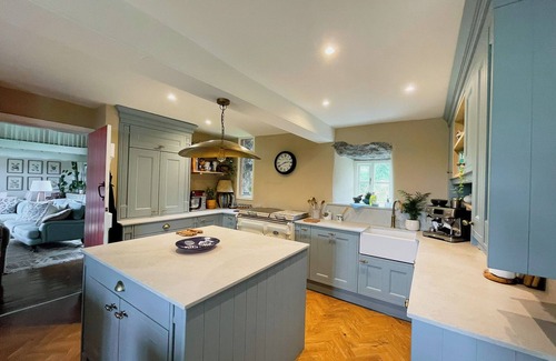 Chwilog Casa | Stunning Barn with Heated Swimming Pool & Tennis Court