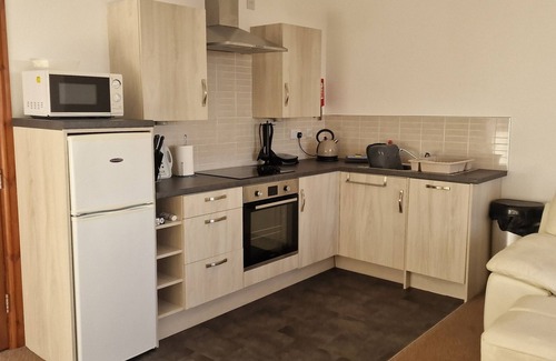 Dinas Apartamento | Stunning Beach Front Apartment- Sands - Wendon - Ground Floor
