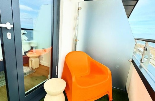 Ramsgate Apartamento | Stunning Beach Front Apartment with Sea views, FREE Parking & Balcony