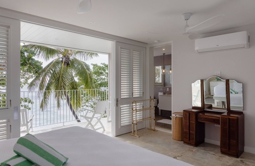 Clinketts Villa | Stunning Beachfront 3 Bedroom Villa