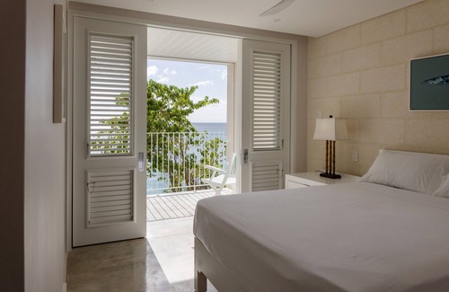 Clinketts Villa | Stunning Beachfront 3 Bedroom Villa