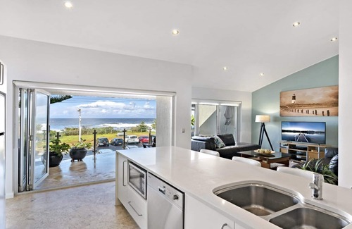 Copacabana Casa | Stunning beachfront location at Copacabana