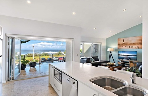 Copacabana Casa | Stunning beachfront location at Copacabana