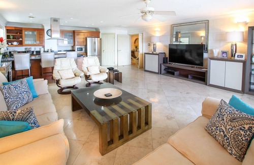 Old Trees Bay Apartamento | Stunning Beachfront Condo on Payne's Bay