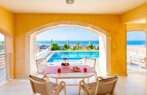 Rethymno Villa | Impresionante villa frente al mar con 6 dormitorios, piscina privada y hermosos interiores