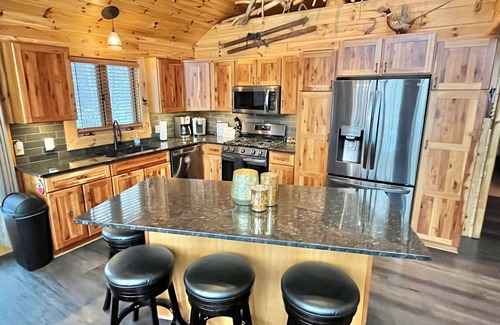 Thompsonville Cabina | Stunning Betsie River Cabin by Crystal Mtn, Game Rm, Loft, Kayaks, AC, 4.5acres!