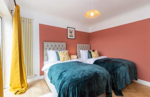 North Bitchburn Casa | Stunning Bishop Auckland House with 5-bedrooms & 8 Beds Sleeps 12 with Free Parking by PureStay