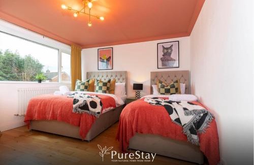 North Bitchburn Casa | Stunning Bishop Auckland House with 5-bedrooms & 8 Beds Sleeps 12 with Free Parking by PureStay