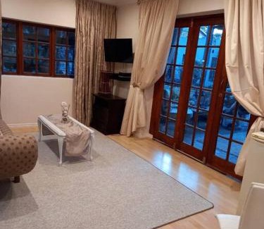 Germiston Apartamento | Stunning BnB in Gorgeous Garden Setting
