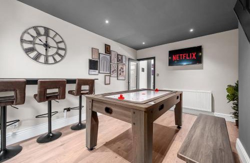 Bolton Casa | Stunning Bolton Abode - Sleeps 6 - Games Room & Free Parking