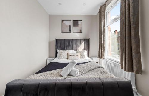 Bolton Casa | Stunning Bolton Abode - Sleeps 6 - Games Room & Free Parking
