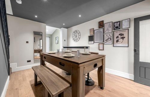 Bolton Casa | Stunning Bolton Abode - Sleeps 6 - Games Room & Free Parking