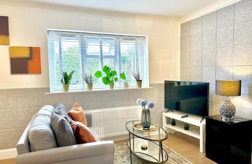 Ealing Broadway Apartamento | Stunning Business Travellers Studio En-Suite Bathroom Garden view