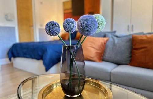 Ealing Broadway Apartamento | Stunning Business Travellers Studio En-Suite Bathroom Garden view