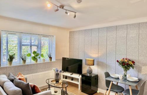 Ealing Broadway Apartamento | Stunning Business Travellers Studio En-Suite Bathroom Garden view