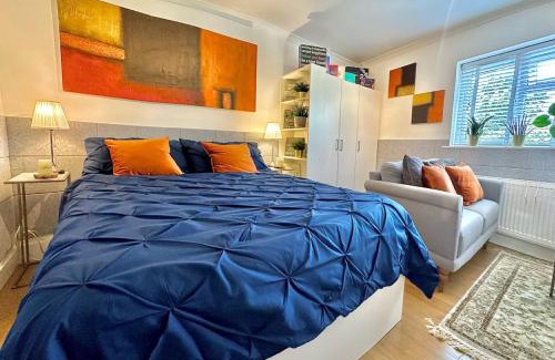 Ealing Broadway Apartamento | Stunning Business Travellers Studio En-Suite Bathroom Garden view