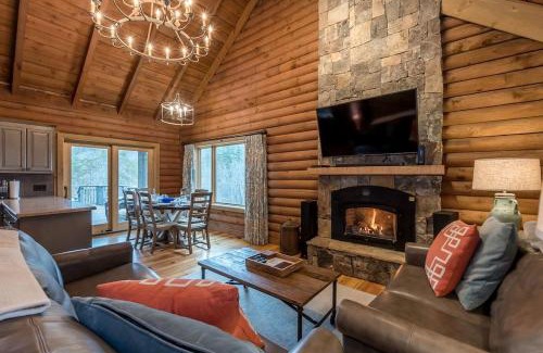 Cleveland Casa | Stunning Cabin with Fire Pit, Hot-tub and Sauna in Cleveland, Georgia