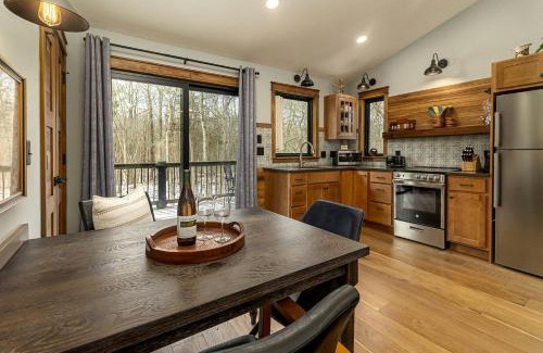 Carbondale Casa | Stunning Cabin with Spa Perfect for Outdoor Sports in Carbondale, Illinois