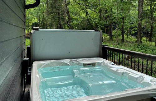 Carbondale Casa | Stunning Cabin with Spa Perfect for Outdoor Sports in Carbondale, Illinois