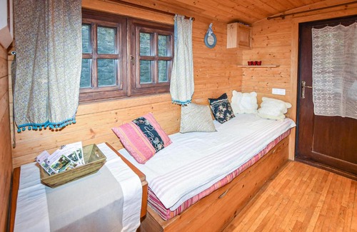 Gigondas Otro | Stunning caravan in Gigondas with 1 Bedrooms and WiFi
