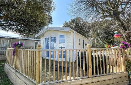 Corton Otro | Stunning Caravan With Decking At Azure Seas In Suffolk Ref 32055Az