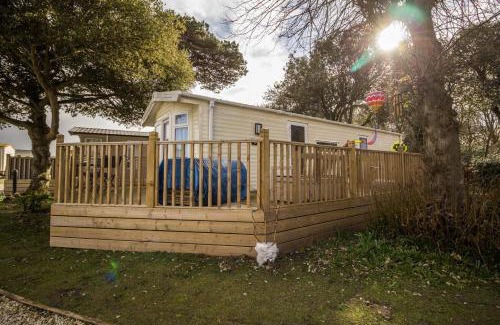 Corton Otro | Stunning Caravan With Decking At Azure Seas In Suffolk Ref 32055Az