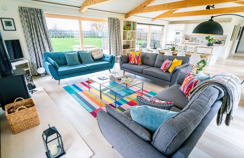 Ely Casa | Stunning Celebration Eco Cottage Sleeps 10 with River Views, Ely