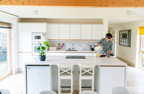 Ely Casa | Stunning Celebration Eco Cottage Sleeps 10 with River Views, Ely