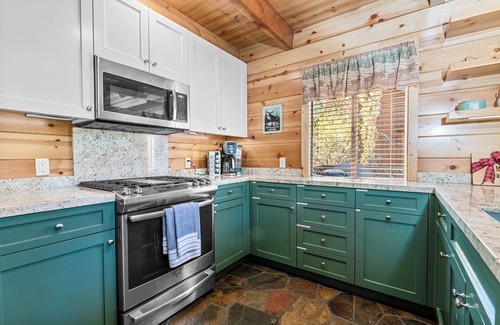Fox Farm Chalet De Esquí | Stunning Chalet w/ Central AC. Close to Lake and Village- Spa, Fireplace and BBQ