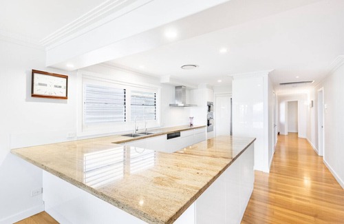 Holland Park West Casa | Stunning CityView 5BR w/Balcony near Malls/Uni/CBD