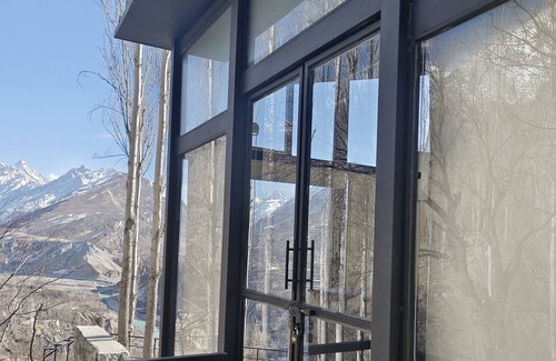 Hunza Chalet De Esquí | Stunning Cliff-edge 2-Bedroom Chalet in Karimabad