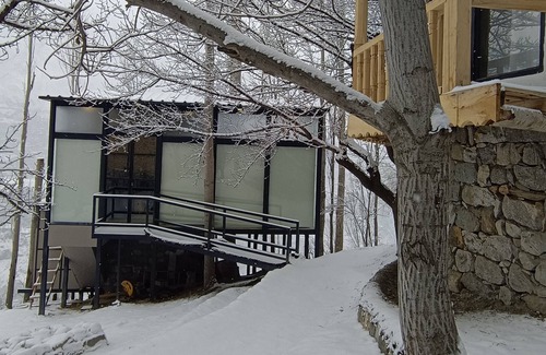 Hunza Chalet De Esquí | Stunning Cliff-edge 2-Bedroom Chalet in Karimabad