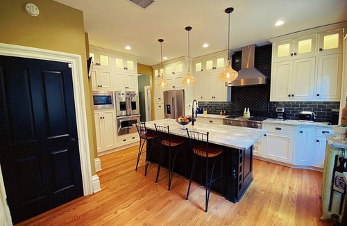 St. Paul Casa | Stunning Contemporary Victorian in Urban Setting with Lavish Kitchen & Baths