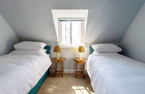 Lyme Regis Cabaña | Stunning cottage on Lyme Regis' seafront - magnificent ocean views. Sleeps 2+