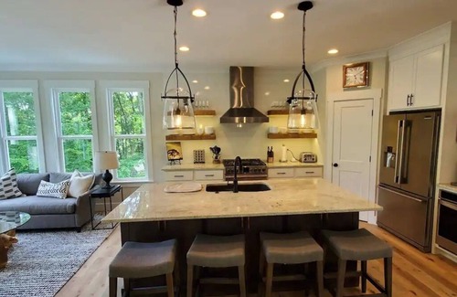 Greer Casa | Stunning, Designer 6 Bdrm Lake House, Relaxing Retreat, 15 Min from GSP!