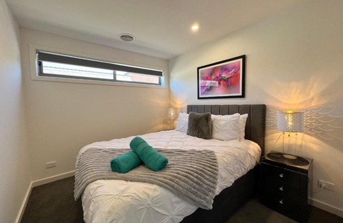 Dickson Casa | Stunning Dickson Luxe 3BR 2Bath Double Garage WiFi Brand New Home