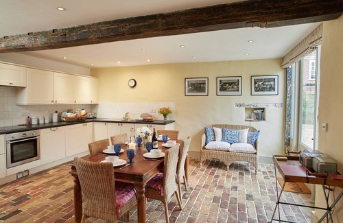 Banningham Casa | Stunning, dog friendly 3 bedroom/3 bathroom cottage close to beaches & short stroll to pub