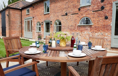 Banningham Casa | Stunning, dog friendly 3 bedroom/3 bathroom cottage close to beaches & short stroll to pub