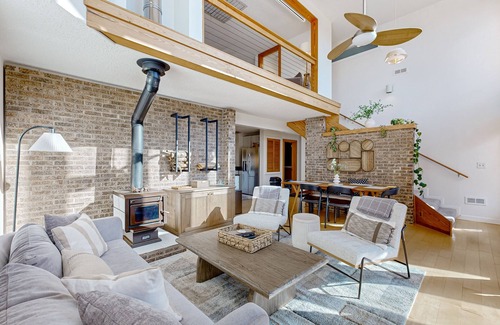Alexander Casa | Stunning Dog-friendly Mountain Retreat with 4 BR and views