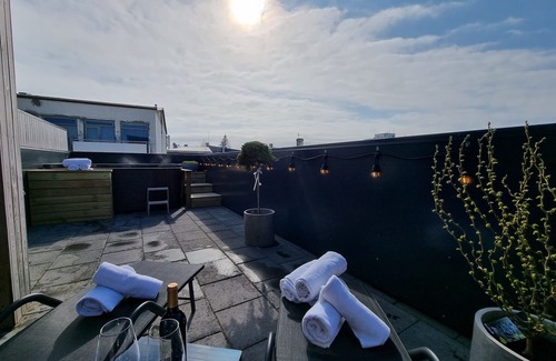 Downtown Apartamento | Stunning Downtown Studio: Private Rooftop Terrace & Jacuzzi!