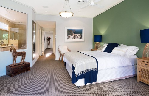 Main Beach Villa | Stunning, Exclusive, large 3 Bedroom & 3 Bathroom with private pool near beach