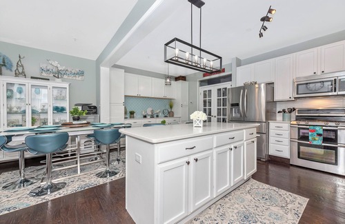 Linganore-Bartonsville Casa | Stunning Executive Style Suite with Queen & Twin bed