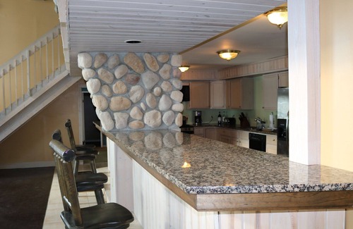Houghton Lake Casa | Impresionante casa de cinco dormitorios frente al lago en Houghton Lake, Michigan