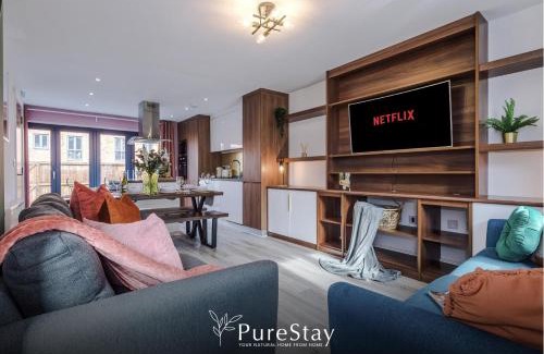 Failsworth Casa | Stunning Five Bedroom Manchester House with Free Parking By PureStay Short Lets & Serviced Accommodation