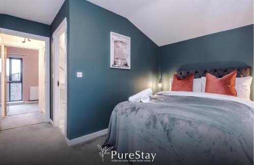 Failsworth Casa | Stunning Five Bedroom Manchester House with Free Parking By PureStay Short Lets & Serviced Accommodation