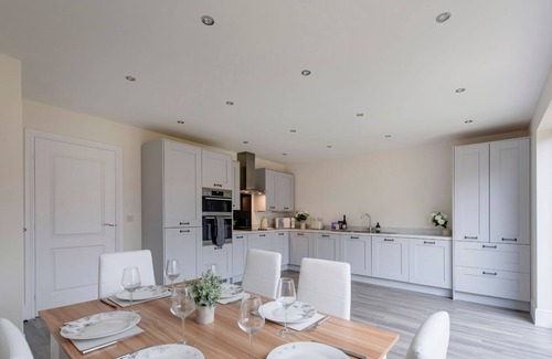 Castle Donington Casa | Stunning Four Bed Home | Free Parking and Wi-Fi